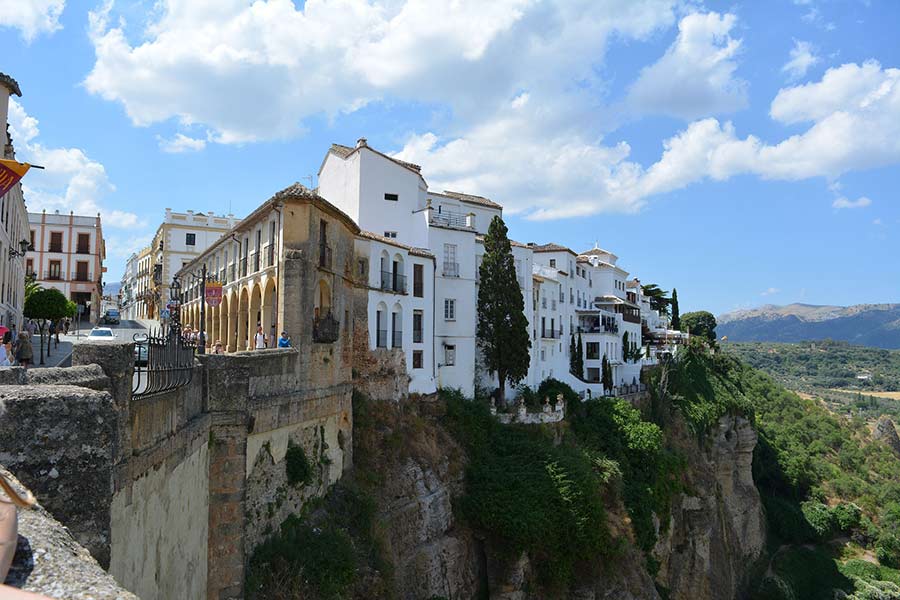 ronda casas colgantes 1 - Descubre los Pueblos Blancos de Málaga